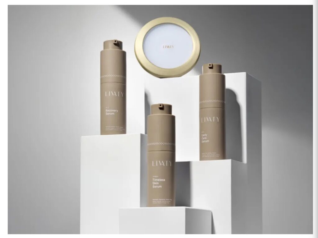 LIVATY - Drei Hautpflege-Seren von und ein kosmetisches Wellnessgerät zur unterstützenden Anwendung auf weißen Podesten.