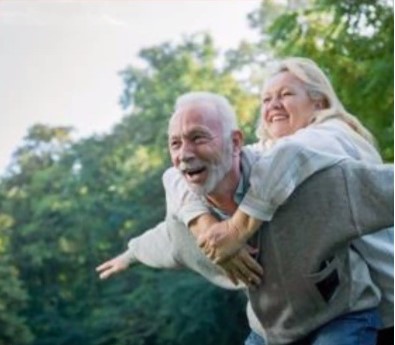 Vitales älteres Paar voller Lebensfreude - BEMER Erfahrungen für mehr Vitalität im Alter