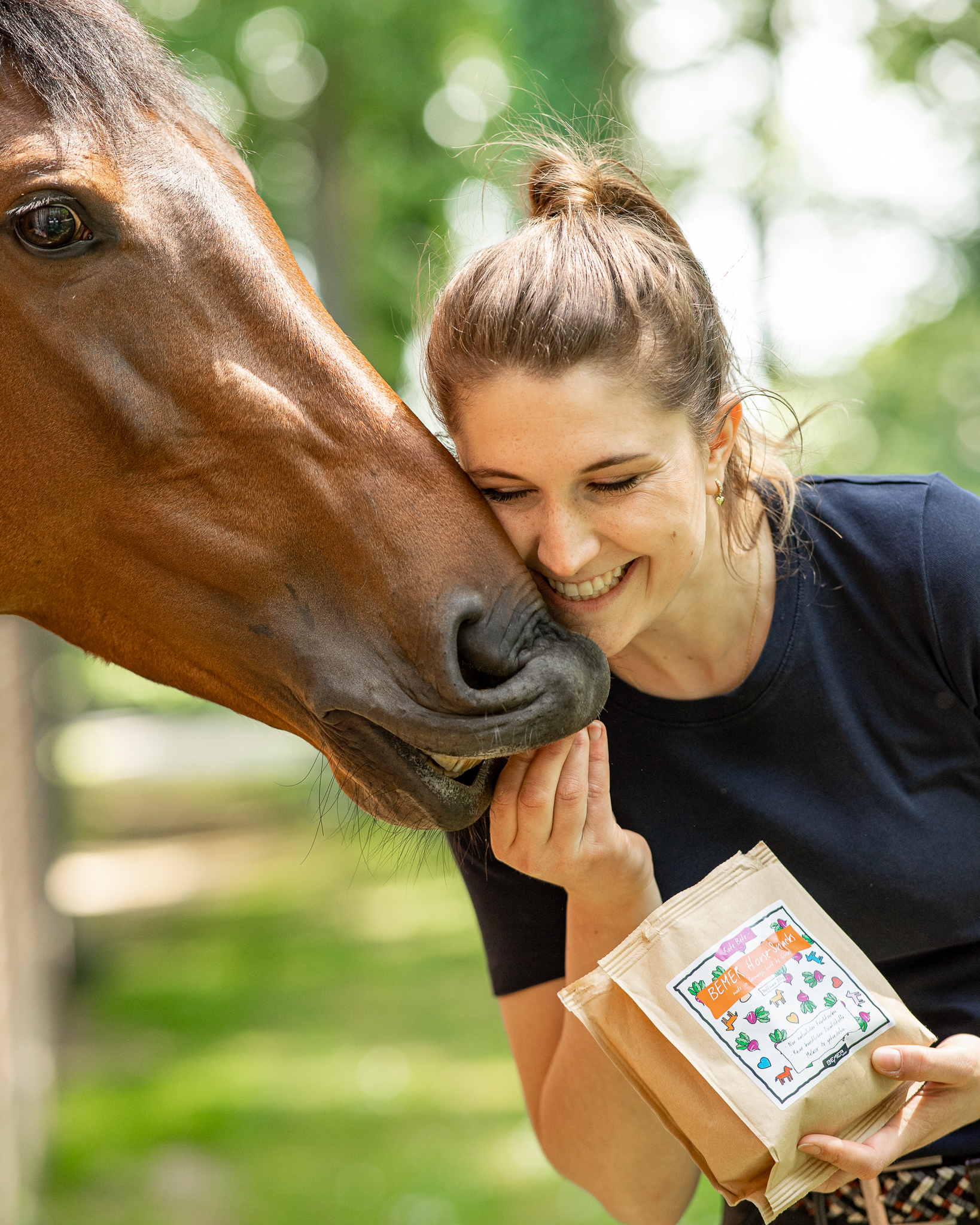 BEMER Horse Set Erfahrungen - Losgelassenes entspanntes Pferd zeigt Vertrauen zur Besitzerin