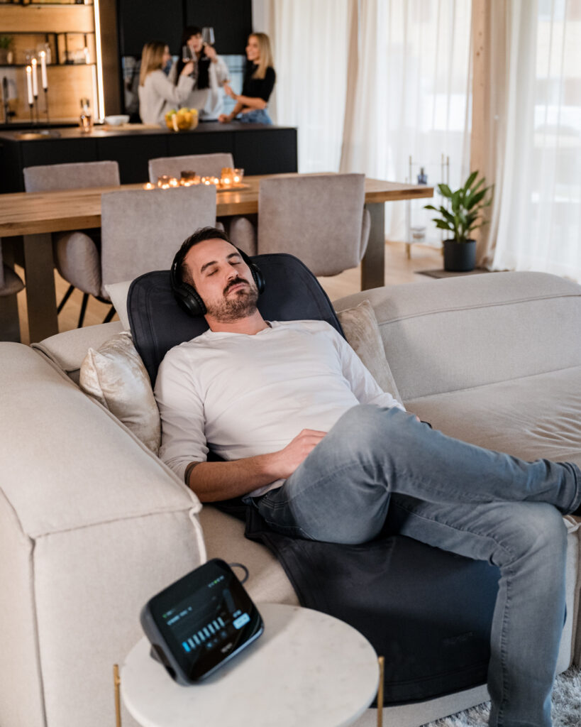 Mann entspannt mit BEMER Human Therapie auf dem Sofa – Regeneration und Wohlbefinden